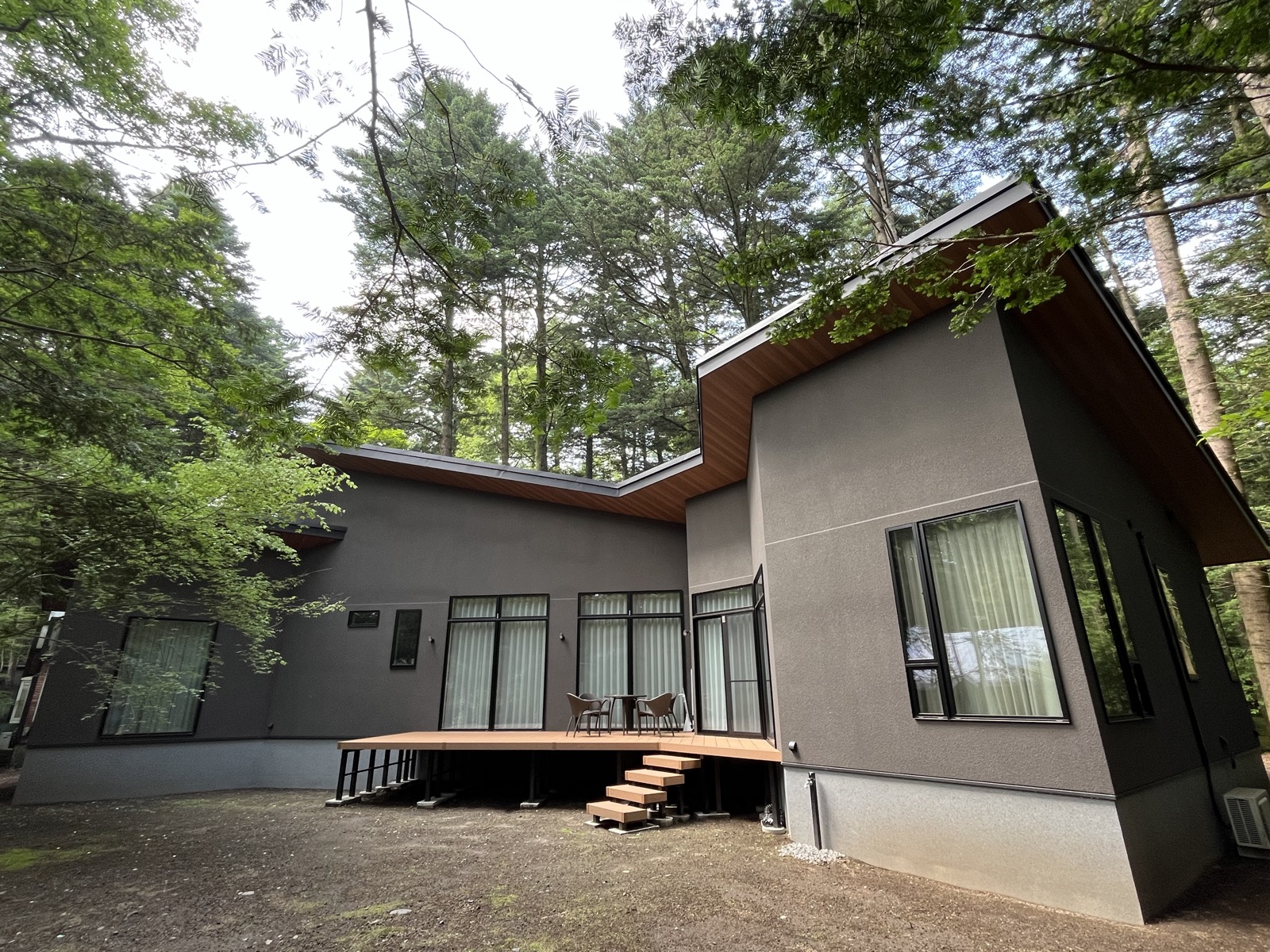 森の中の住宅 アプローチ